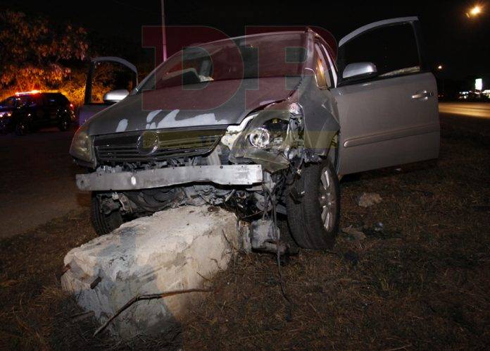 Destrozado al chocar contra piedra y base de concreto