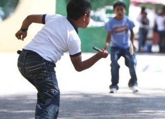 Gana chelas gratis en el primer Torneo «Internacional» de Kimbomba La kimbomba se juega con mucha similitud al béisbol y consta de dos piezas de madera, una de 10 centímetros de largo y de forma cónica por ambas puntas y una más de 20 centímetros de largo. (Archivo/Sipse)