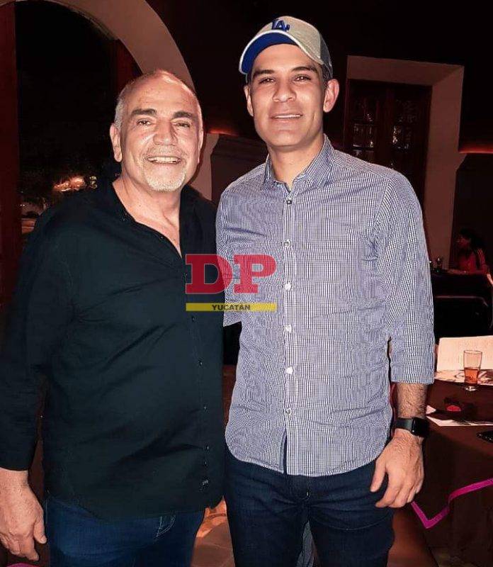 Rafa Márquez con Carol Kolozs, dueño restaurante de 'Rosas & Xocolate'.