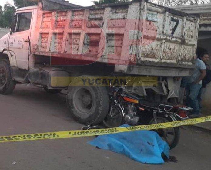 Muere al instante al chocar contra un volquete