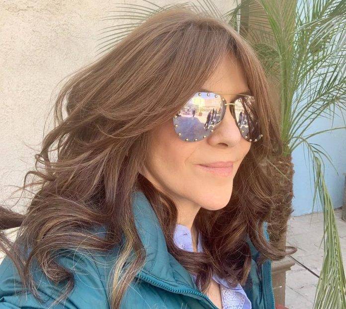 Rebecca Jones se lleva el susto de su vida; casi muere prensada