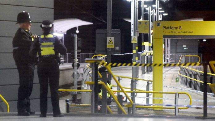 Un hombre acuchilla a dos personas y un policía en Inglaterra
