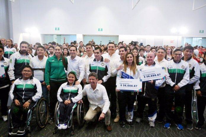 Autoridades estatales entregaron estímulos económicos como recompensa al esfuerzo en el deporte en todas las categorías e incluyendo a los discapacitados.