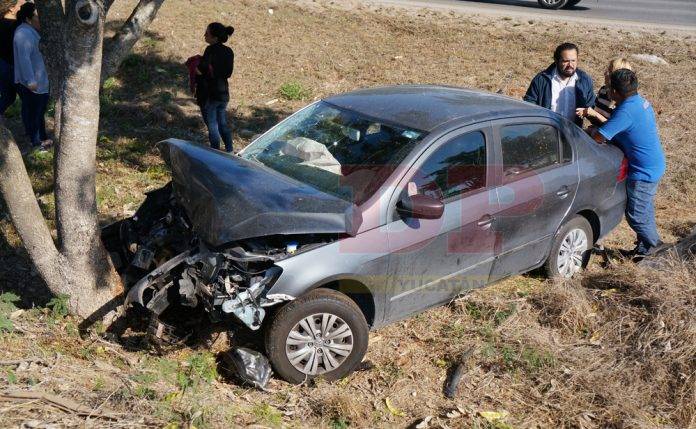 De mera nariz se estampó contra un árbol