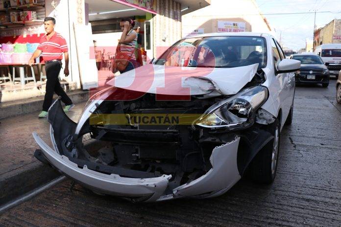 Versa se queda sin nariz por asomarla de más en esquina