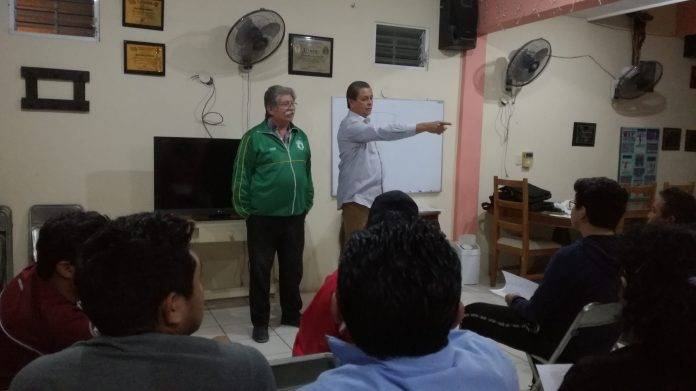 El ex silbante internacional Freddy Sansores Carrillo en plena enseñanza.