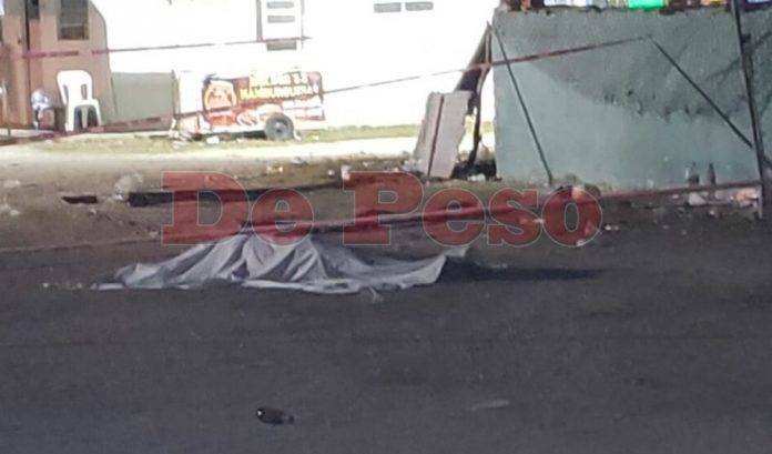 Gana pelea de gallos, pero contrincante no se aguanta y lo mata
