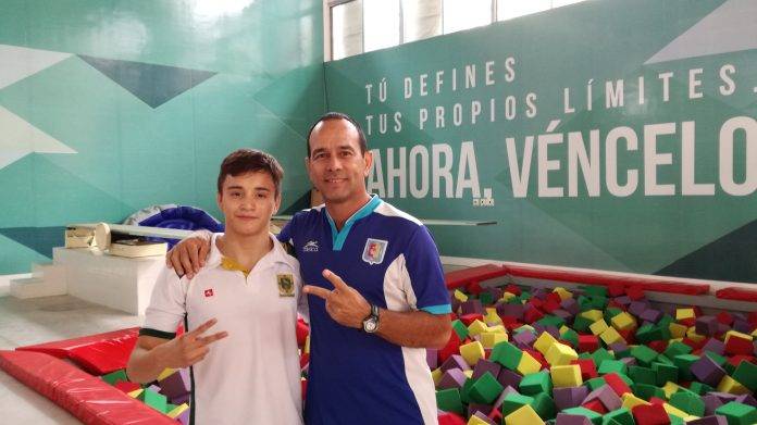 Juan Diego Cervera Madera con su entrenador Héctor Soto. Cuando Diego llegó a él no sabía ni nadar