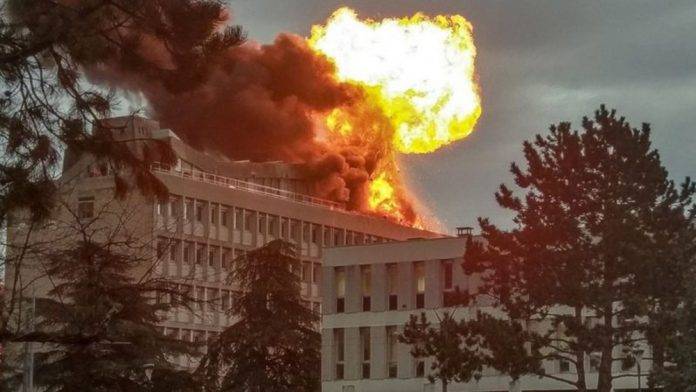 Fuerte explosión e incendio en famosa universidad de Francia