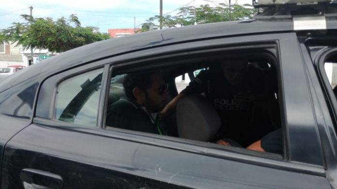 El hombre incluso se le puso al brinco a los policías.