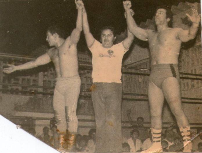 Referiando' una batalla entre César “Guerrillero” Valentino y Ray Richard en el Deportivo San Juan.