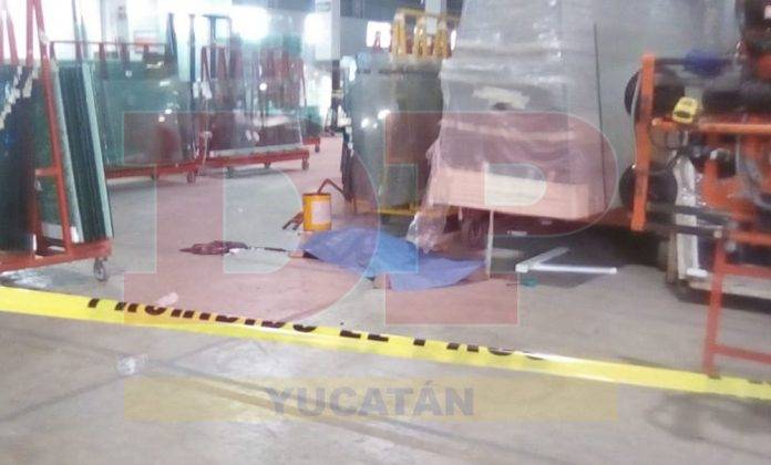 Muere al instante al caerle un panel de vidrio