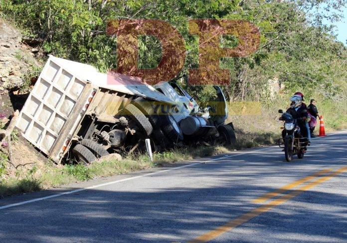 Susto, dolor y daños materiales deja aparatosa volcadura