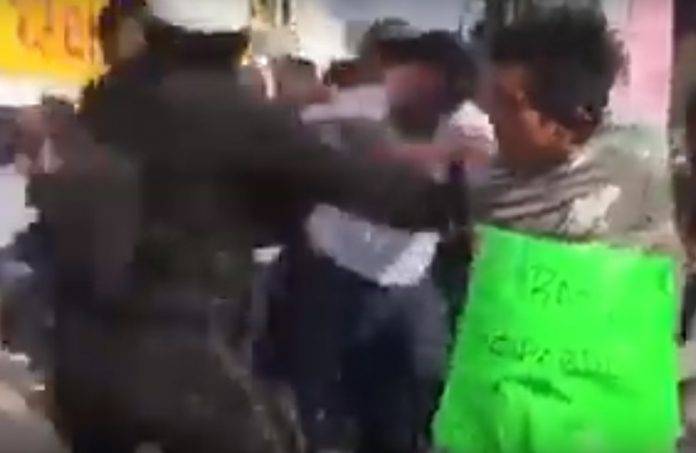 Comerciantes intentan linchar a ladrón; policías lo salvan