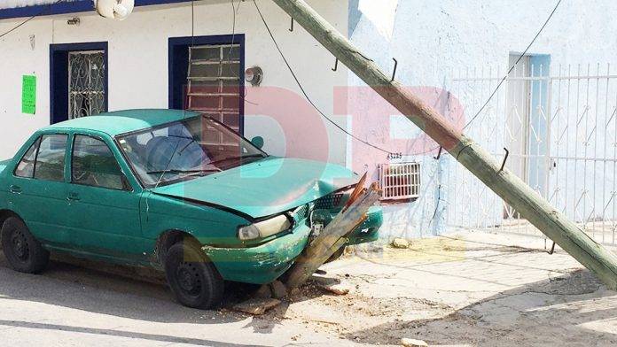 Octogenario guiador choca y destroza poste de madera