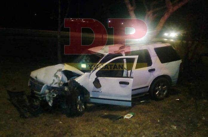 Se duerme al volante y destroza su camioneta