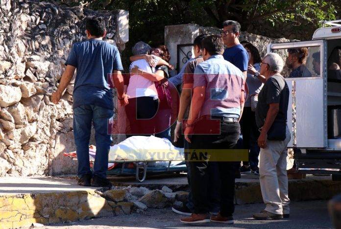 A las puertas de su casa cayó muerta