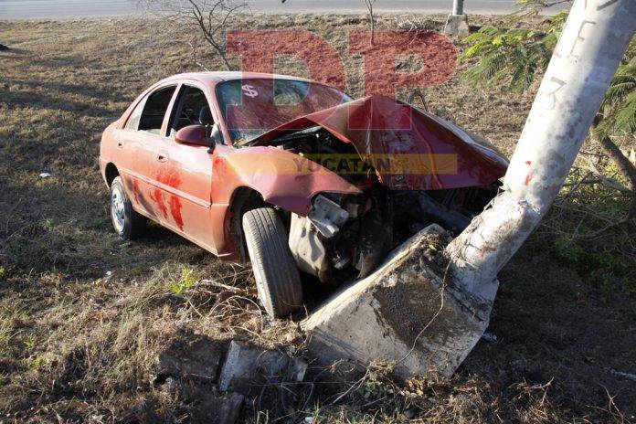 Acabó destrozado tras chocar contra árbol y poste