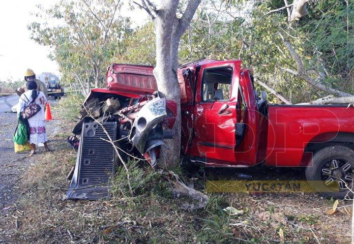 Dos muertos y siete heridos al chocar camioneta contra árbol