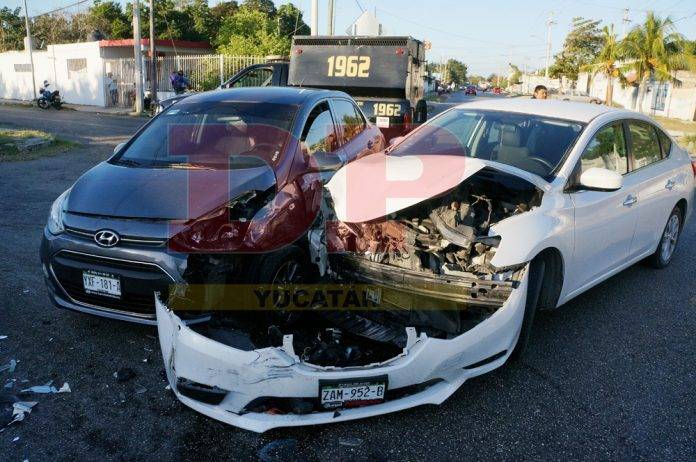 Dos autos en pérdida total luego de darse con todo