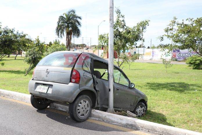 Quien sabe cómo dio vuelta en U la guiadora del Chevy, que terminó bien dado en el catre.