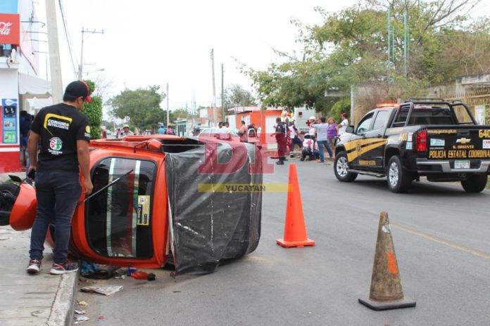 Taxi provoca volcadura de mototaxi en la Fidel Velázquez