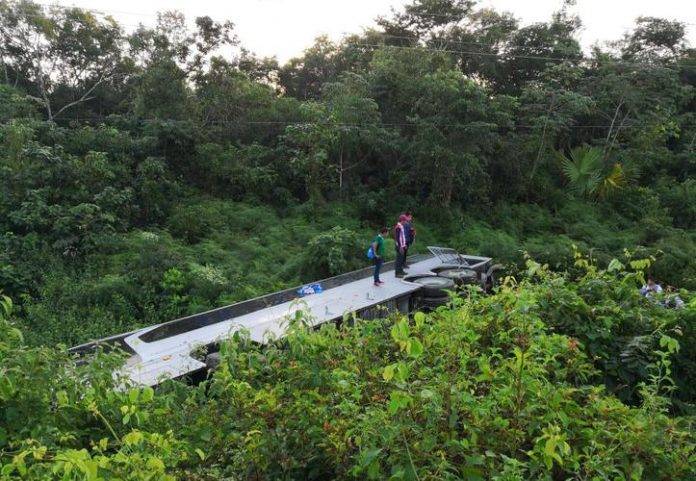 Conductor de autobús dormita y vuelca: saldo de 2 muertos y 20 heridos