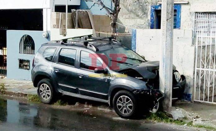 Patinazo por exceso de velocidad 'acaba' con camioneta
