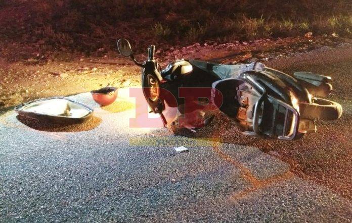 Pareja de motociclistas arrolla a peatón y terminan descalabrados