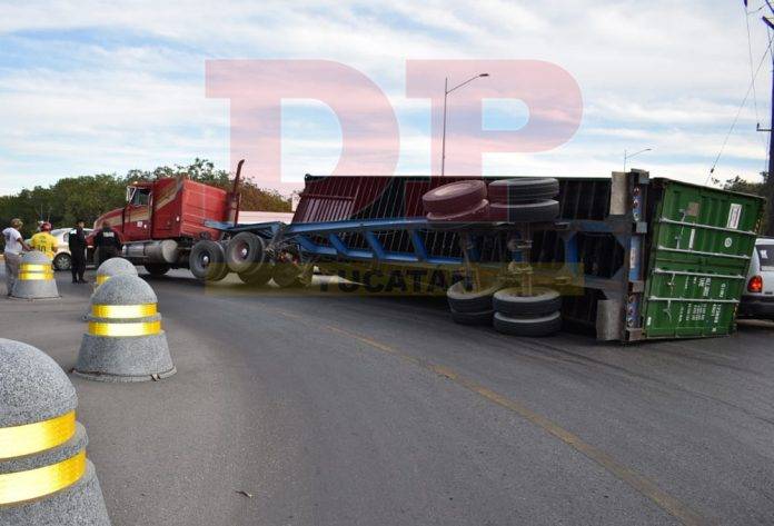 Remolque volcado provoca caos vehicular en salida de Progreso