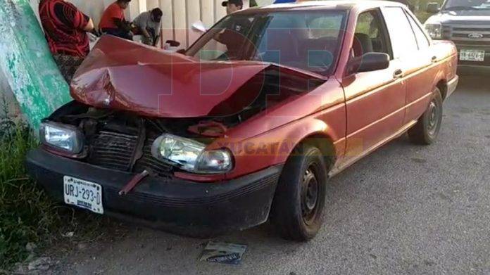 Quedó 'chato' un Tsuru tras impactarse contra una camioneta