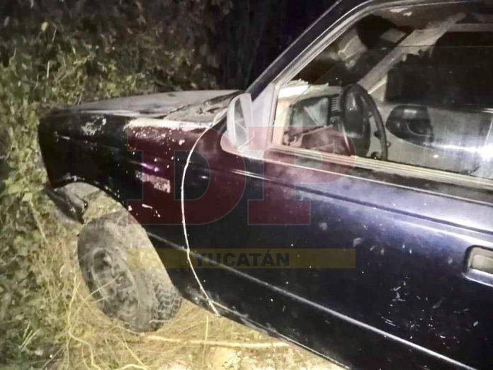 Llanta ponchada causa salida de camino y albañiles golpeados