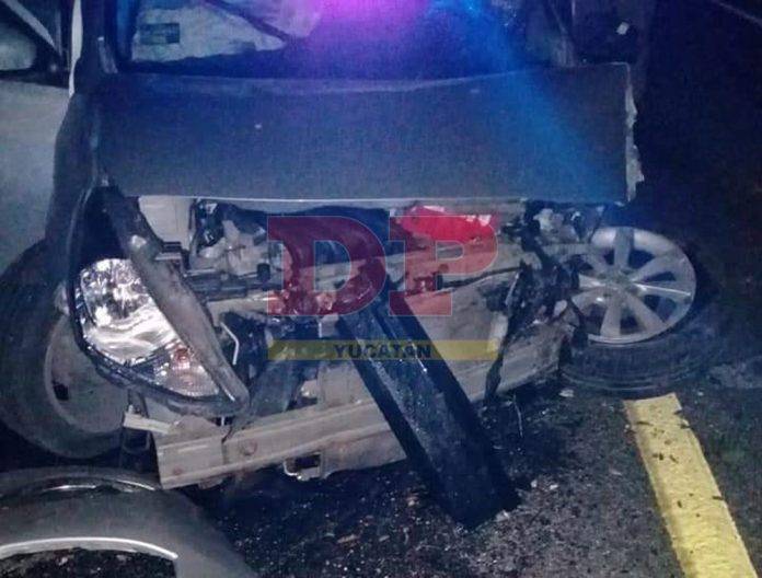 Maestra choca contra un árbol tras estallar la llanta de su auto