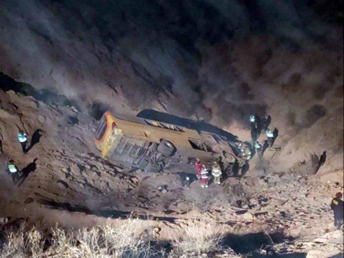 Autobús lleno de pasajeros cae a un abismo; al menos 15 muertos (vidas)