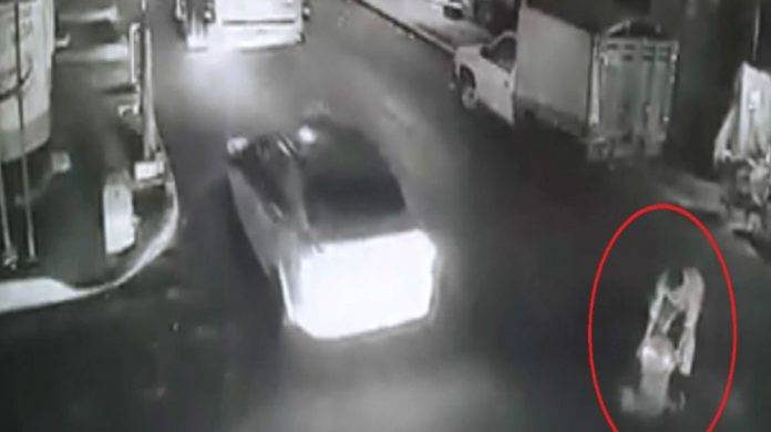 Motociclistas azotan al pasar sobre tiradero de aceite (video)
