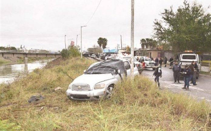 Muere ahogado al irse con todo y camioneta a un río