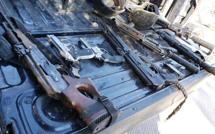 Chocan su camioneta contra vehículo federal y les descubren arsenal