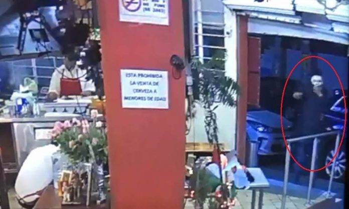 Cenaban sus tacos cuando les cayó tercia de ladrones armados