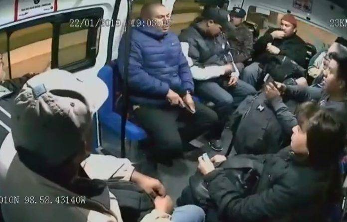En menos de un minuto asaltan a pasajeros de un colectivo (video)