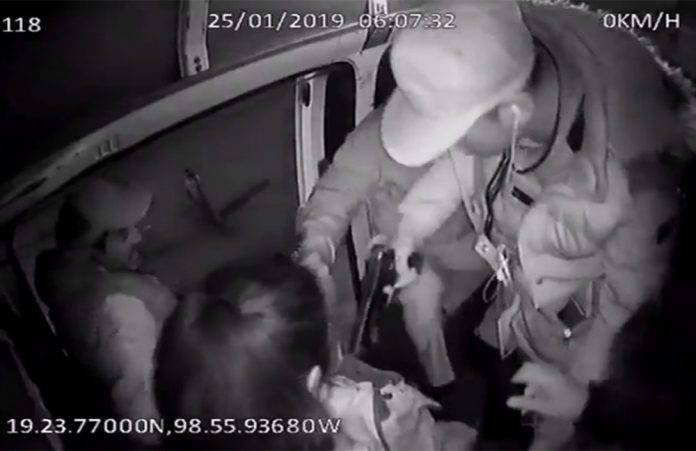 Hasta una mujer participa en asalto a transporte urbano
