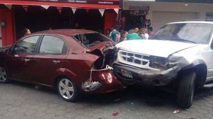 Un muerto y 11 lesionados al ser arrollados por camioneta (video)