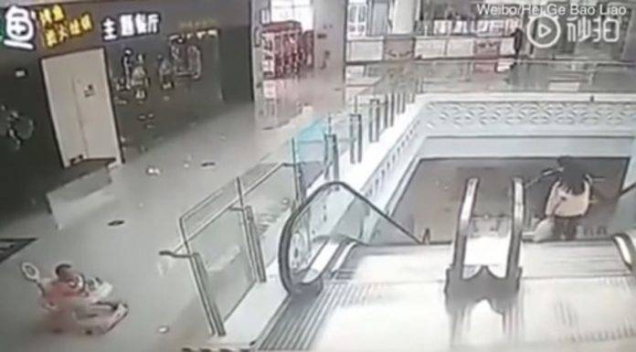 Niña en andadera cae por escaleras eléctricas (video)