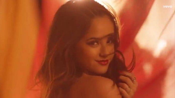 Becky G suele ser sensual, pero esta vez se pasó de la raya