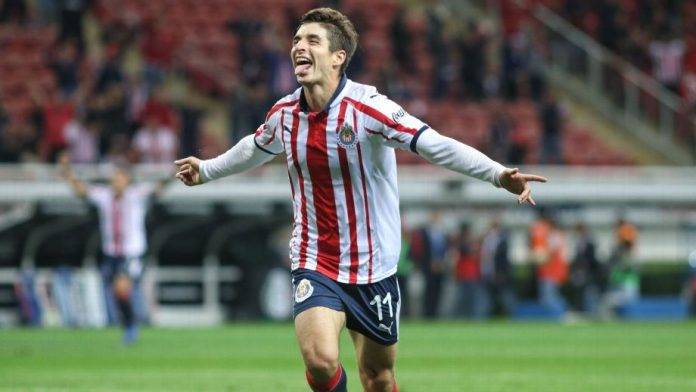 Isaac Brizuela renovó contrato con el Chiverío.