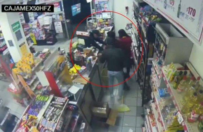 Agente policiaco logra frustrar asalto a una tienda Oxxo