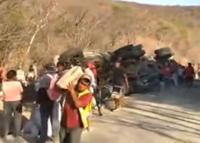 Vuelca camión materialista y llega la gente a rapiñar (video)