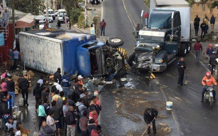 Camión de cervezas se voltea y riega todo su contenido (video)