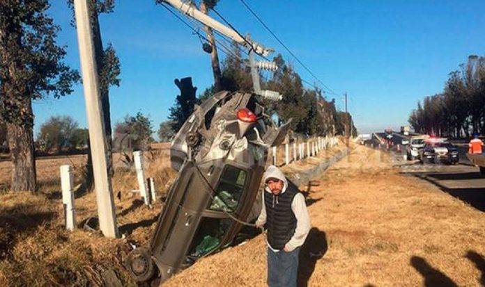 Auto volador termina enredado en los cables de luz