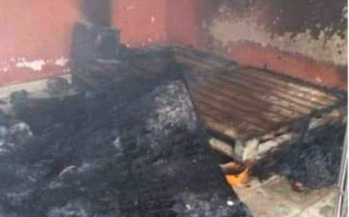 Hay que quemar el viejo, escuchó un niño, y prendió fuego a su abuelito