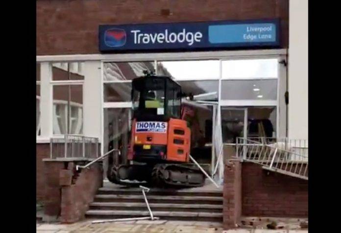 No le pagan su sueldo y destroza obra en construcción